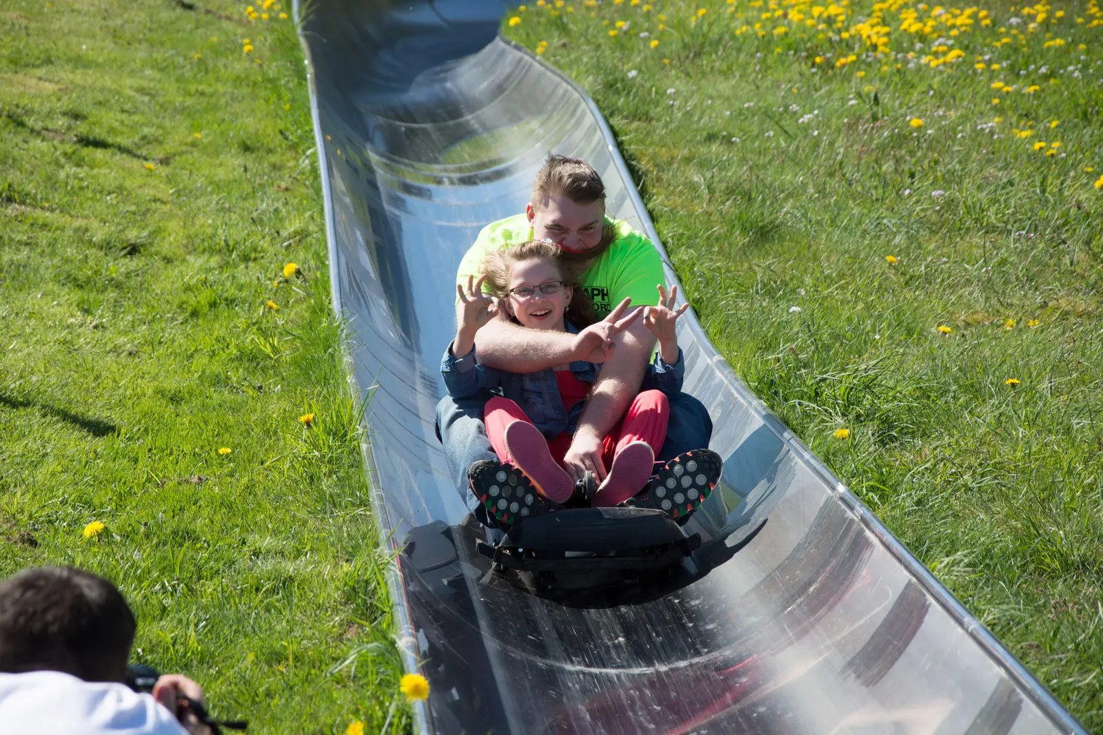 Vater und Kind fahren auf der Sommerrodelbahn Willingen bergab