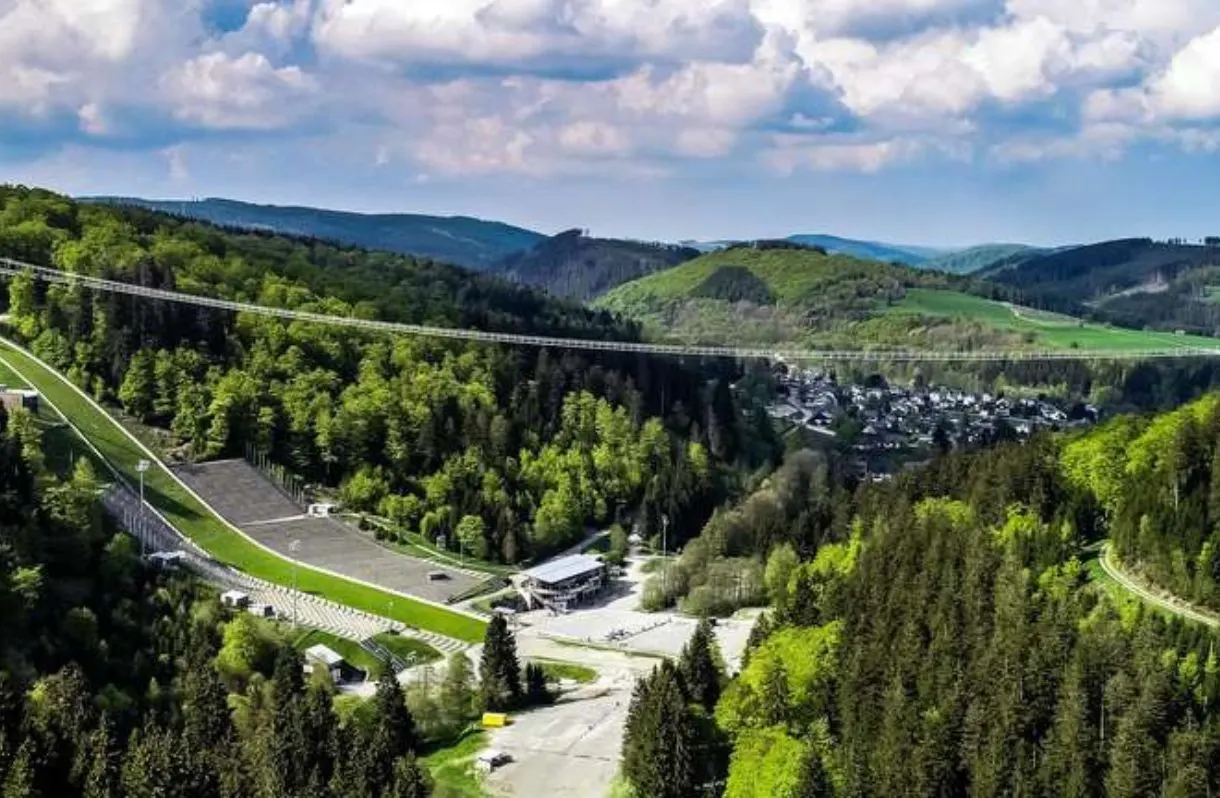 Der Skywalk Willingen als Steg über dem Tal mit Blick auf die Skisprungschanze