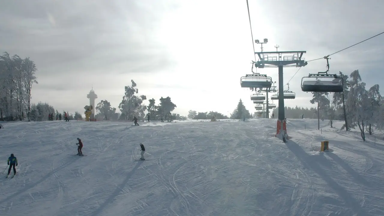 Skilift und breite Skipiste im Skigebiet Willingen mit wenigen Skifahrern
