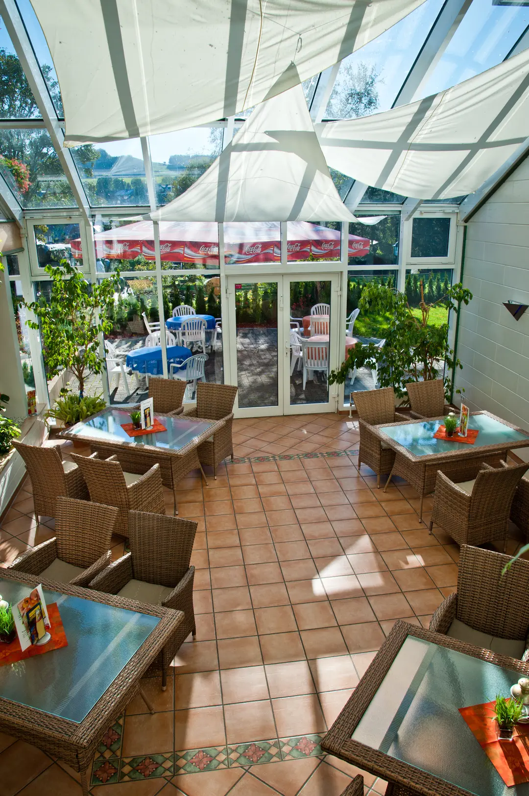 Der helle Wintergarten des Landhotel Henkenhof von oben