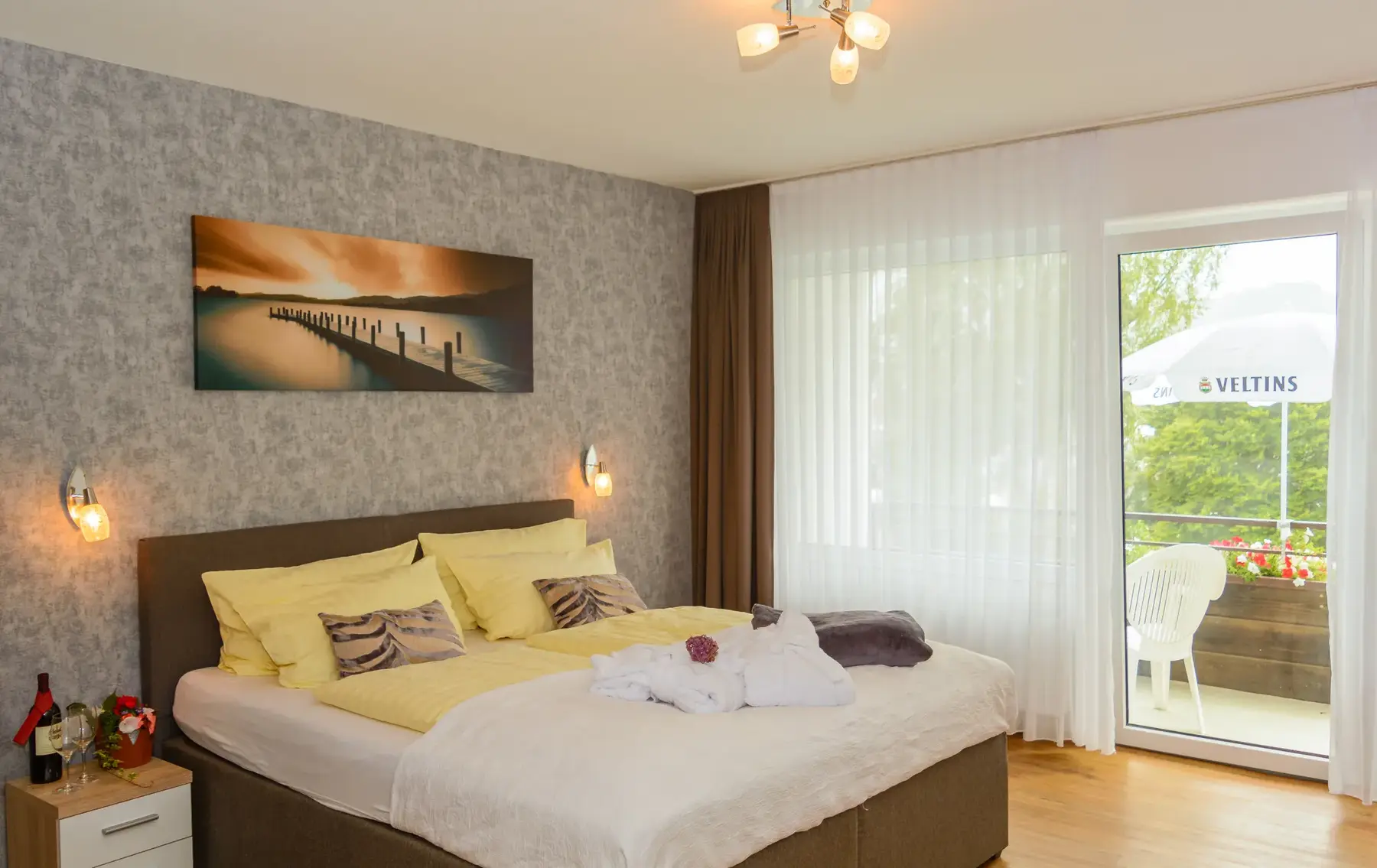 Helles Doppelzimmer mit Balkontür