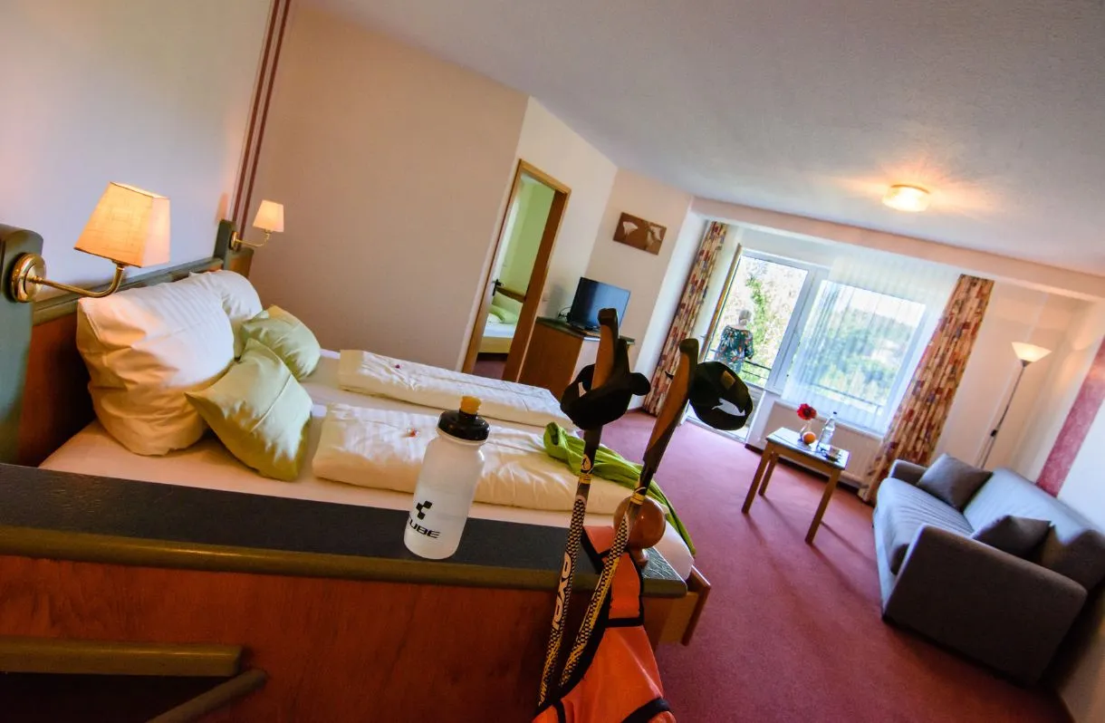 Familienzimmer mit Doppelbett, Sofa und großen Fenstern